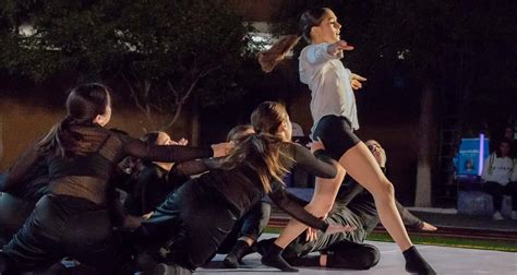 Nicole Hernández interpretando una coreografía con mensaje social