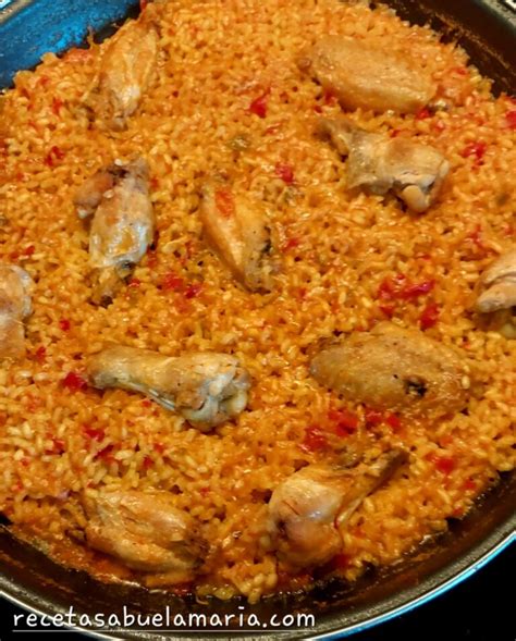 Bandeja con alitas de pollo doradas y arroz verde decorado con cilantro