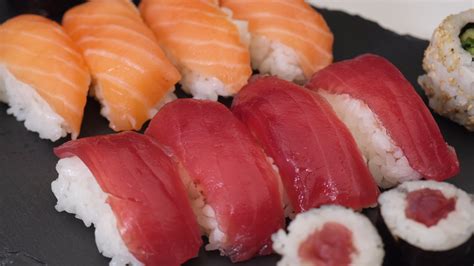 Sushi surtido con nigiri, maki y uramaki