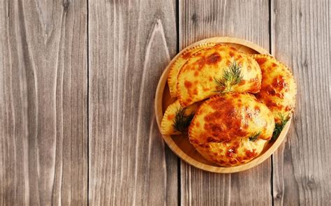 Variedad de empanadas recién horneadas en una panadería