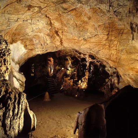 Representación artística del entierro de Sara en la cueva de Macpelá
