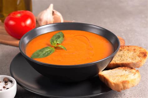Plato de sopa de tomate marroquí recién servida