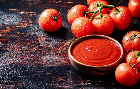 infografía detallando los componentes de la salsa de tomate comercial y sus efectos negativos