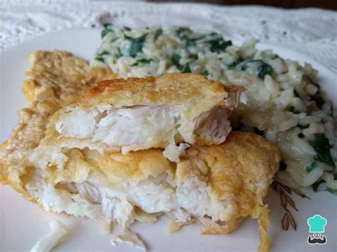 Imagen de una taza con crema marinera, pescado y pan gratinado