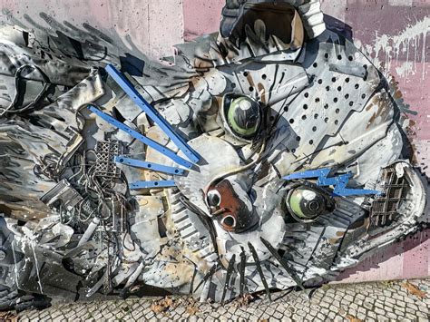Escultura de arte callejero de Bordalo II en Lisboa