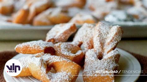 Calzones rotos recién fritos espolvoreados con azúcar flor