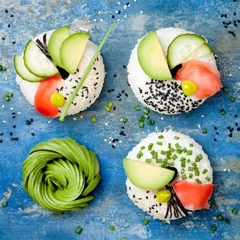 Tabla de sushi vegano con verduras y tofu