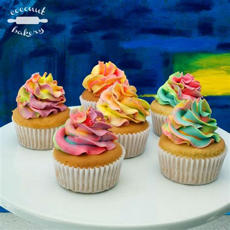 Cupcakes decorados con crema de mantequilla de colores y boquillas rusas