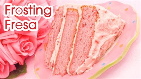 Crema de mantequilla de fresa decorando una tarta