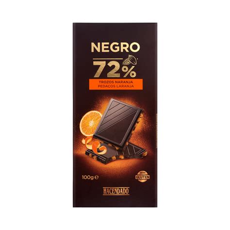 Imagen de tableta de chocolate 72% cacao con trozos de naranja incrustados.