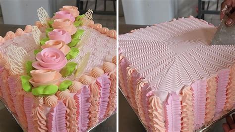Esquema de decoración de una tarta cuadrada decorada como un paquete de regalo con un lazo de fondant o crema