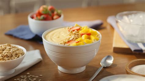 Bowl con avena mezclada con mantequilla derretida