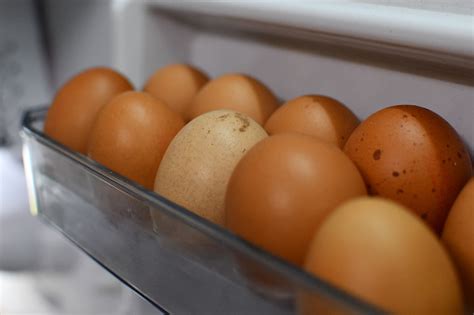 Foto de una nevera con huevos almacenados correctamente.