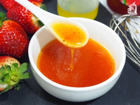 Primer plano de los ingredientes para la vinagreta de fresa en un bol, listos para ser mezclados.