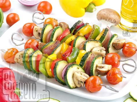 Brochetas de verduras variadas en un cóctel