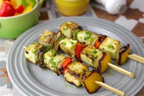 Plato de brochetas de verduras recién hechas y doradas