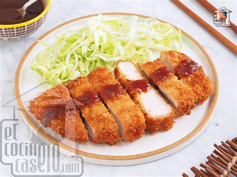 Variedad de platos asiáticos apanados como tonkatsu, pollo al limón y rollitos de primavera