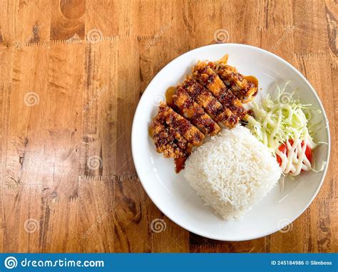 Tonkatsu recién frito y cortado, servido con arroz y col