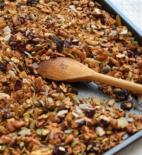 bandeja para hornear con granola casera extendida en capa delgada
