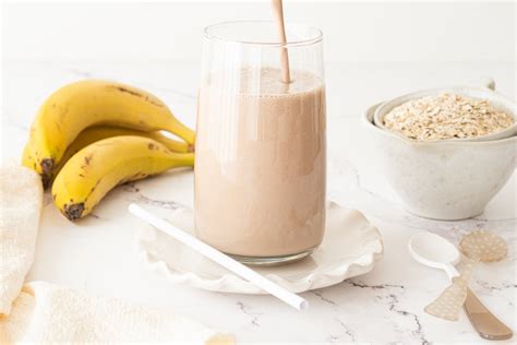imagen ilustrativa de un batido de avena y mantequilla de maní en un vaso