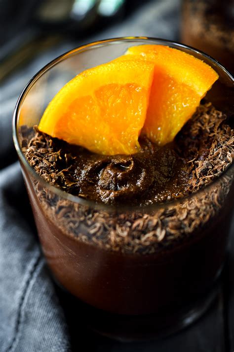 Pudding de chocolate y naranja con coliflor servido en vasos