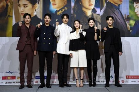 Foto promocional del elenco principal del drama coreano 