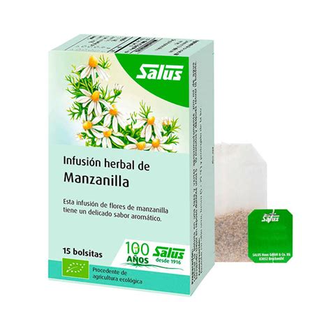 Comprimido de algodón con infusión de manzanilla aplicándose sobre un párpado