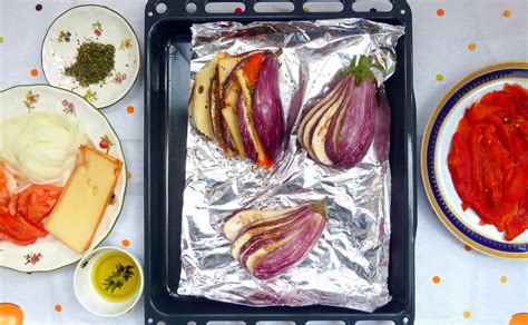 Láminas de berenjena cortadas listas para hornear.