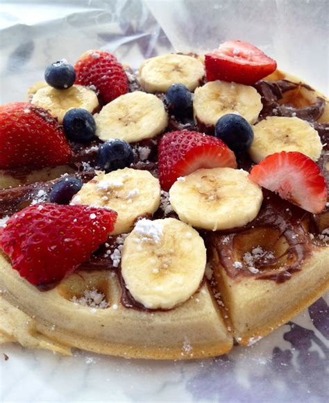 Imagen de waffles de pizza dulces con frutas y chocolate