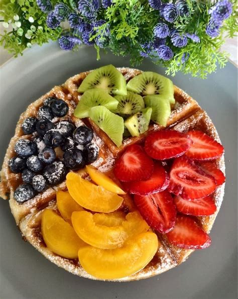 Waffles dulces con diferentes coberturas de frutas