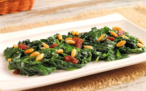 Plato con espinacas frescas y otros ingredientes
