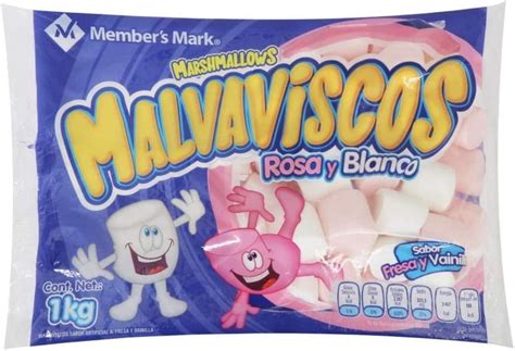 Primer plano de la mezcla de malvaviscos y chispitas de caramelo derritiéndose en una cacerola.