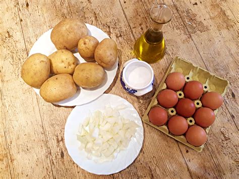Ingredientes frescos para tortilla de patatas: patatas, huevos, cebolla, bacon