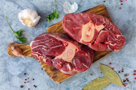 Corte de ossobuco con hueso y médula visible