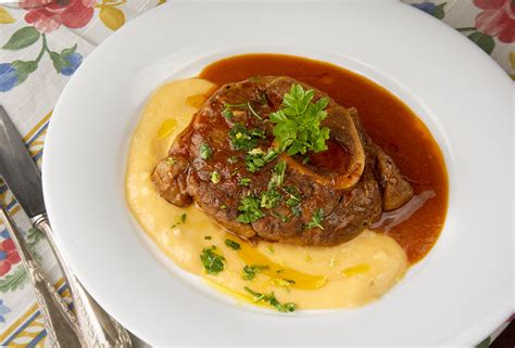 Plato de ossobuco servido con puré y perejil