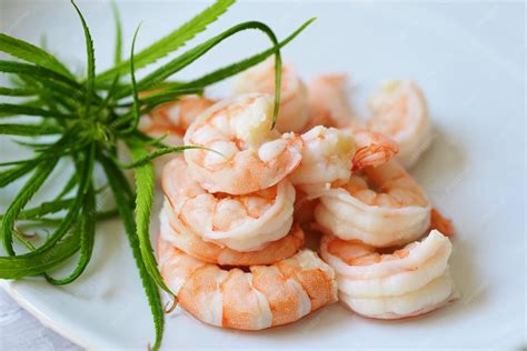 Foto: Camarones frescos marinándose en un bol con ingredientes asiáticos
