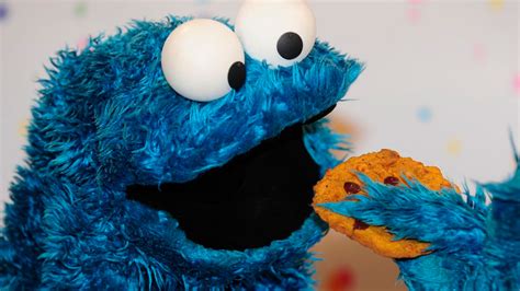 Imagen de un cojín con la funda del Monstruo de las Galletas.