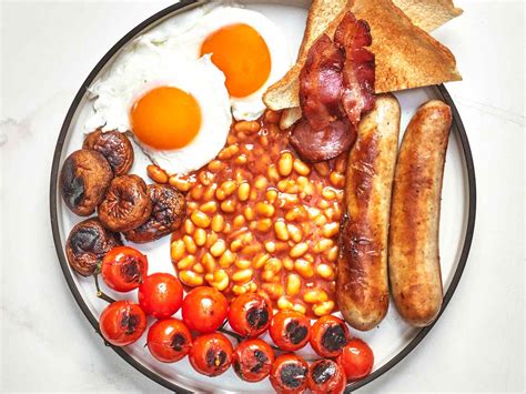 Fotografía de un Full English Breakfast completo y apetitoso.