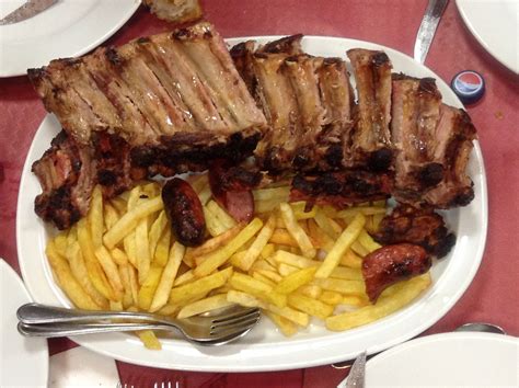 Churrasco gallego a la parrilla con acompañamientos tradicionales