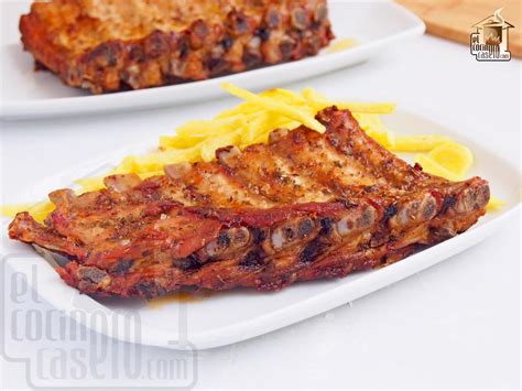 Churrasco de cerdo confitado al horno en una bandeja de barro