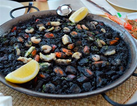 Ilustración de un plato de arroz negro servido en paellera con mariscos