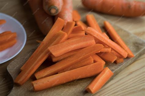 Esquema visual de los ingredientes básicos: zanahorias cortadas en tiras, aceite de oliva y especias.