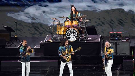 Fotografía de un concierto reciente de Los Jaivas, mostrando la formación actual