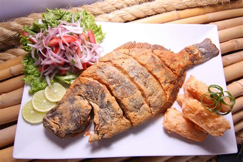 Fotografía gastronómica de pescado frito tradicional servido en una feria costumbrista
