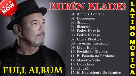 Rubén Blades en concierto, cantando salsa
