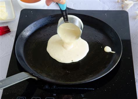 Primer plano de panqueques dorados cocinándose en una sartén.