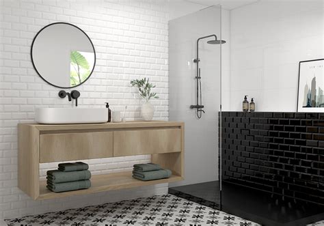 Baño con azulejos tipo metro en color salmón y detalles de mármol.
