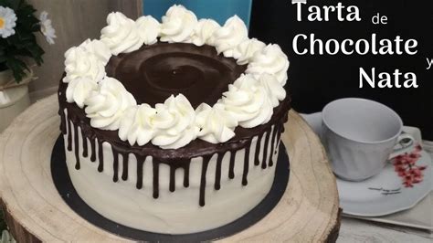 Ilustración de una tarta de chocolate y nata terminada, lista para servir.