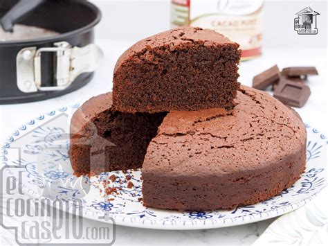 Ingredientes para el bizcocho de chocolate dispuestos en un bol.