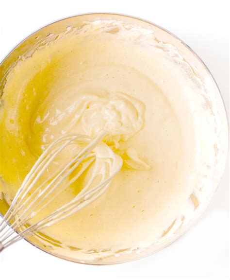 Crema pastelera recién hecha enfriándose en una fuente cubierta con film plástico.